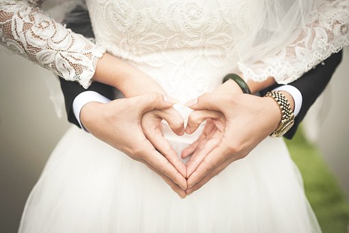 Mariage: grande cérémonie ou à huit clos